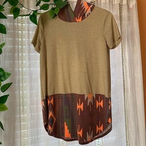 White Birch Women’s Short Sleeve Hooded Tan Neon Pink Tribal Top Size Small